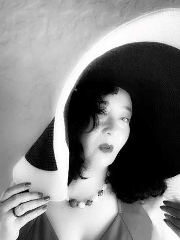 Frida Félix Del Rio profile picture by Cate Lumière. Noir photography.