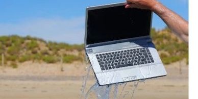 Si te metiste a la alberca o solo tu computadora se metió a nadar, tríela y la revisamos.