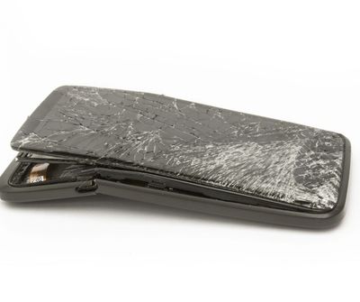 iPhone con pantalla estrellada rota lista para ser reparada