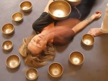Using metal bowls in layouts for healing work