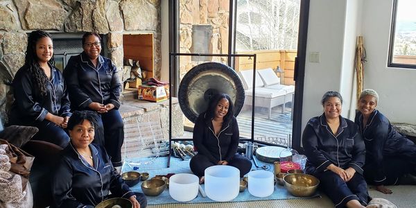 Singing bowls and gong meditation concert for 6 women at birthday party