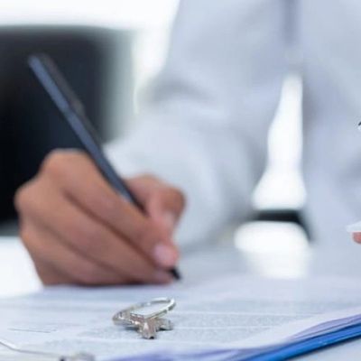 Man taking notes on a notpad.