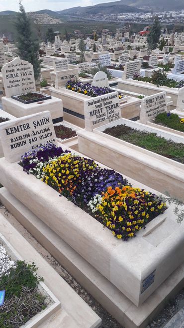 Komple mevsimlik çiçekli mezar