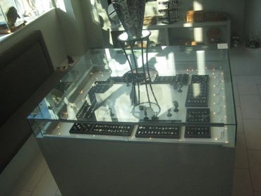 Frameless jewelry Glass Display case