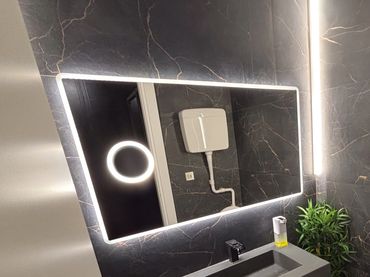 Istruttore che guida atleta durante sessione di allenamento pugilistico