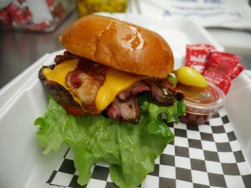 Bacon tri-tip burger single