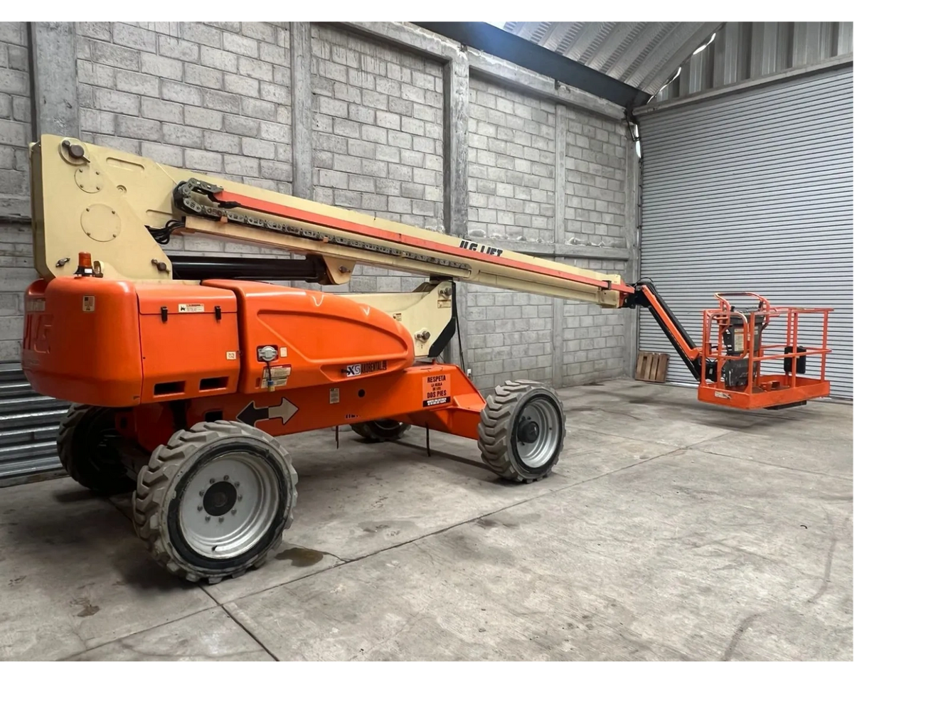 PLATAFORMA ARTICULADA JLG, MODELO M600JP. AKORENTAL