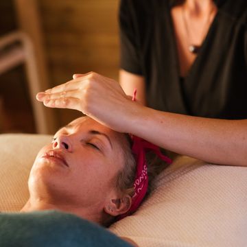 soin energetic energetic treatment reiki soins énergétiques médecine complémentaire femmes relaxant
