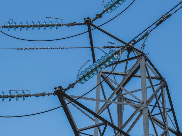 Struttura verticale di rete elettrica difficile da ispezionare visivamente in prima persona