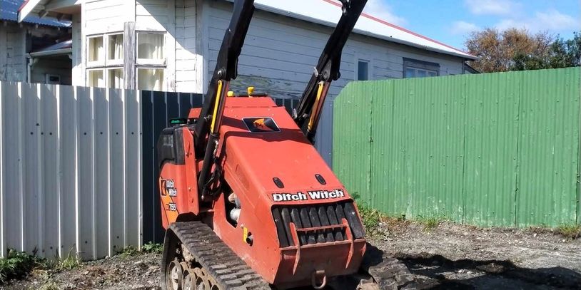 Machine weight: ~1,314 kg
Engine: ~32.8 hp
Rated operating capacity: ~363 kg
Versatile skid steer fo