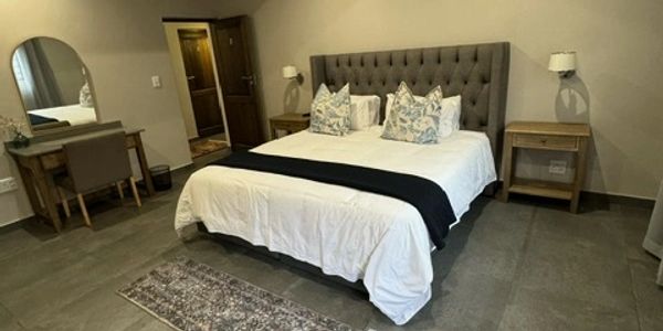 King Size bedroom with en-suite bath