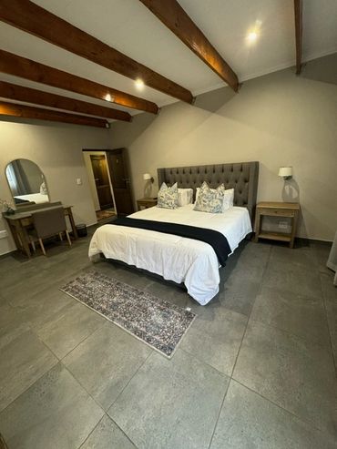 King Size room with en-suite bathroom (Bath & Shower)