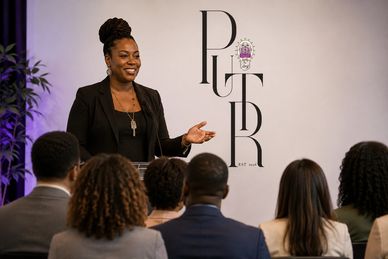 Woman giving a speech to an audience at a PUER event.