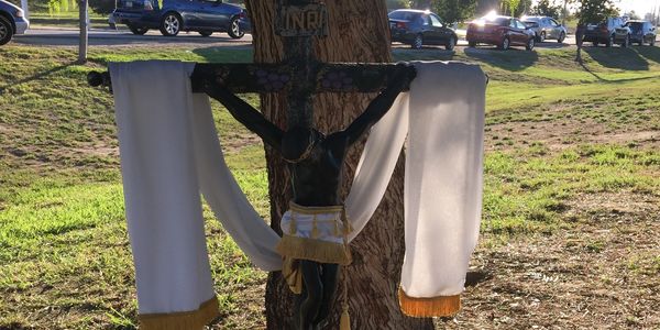El Cristo peregrino va pidiendo posada a esas familias que lo quieren tener