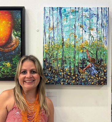 Mujer sonriente junto a pintura colorida de niña en el bosque.