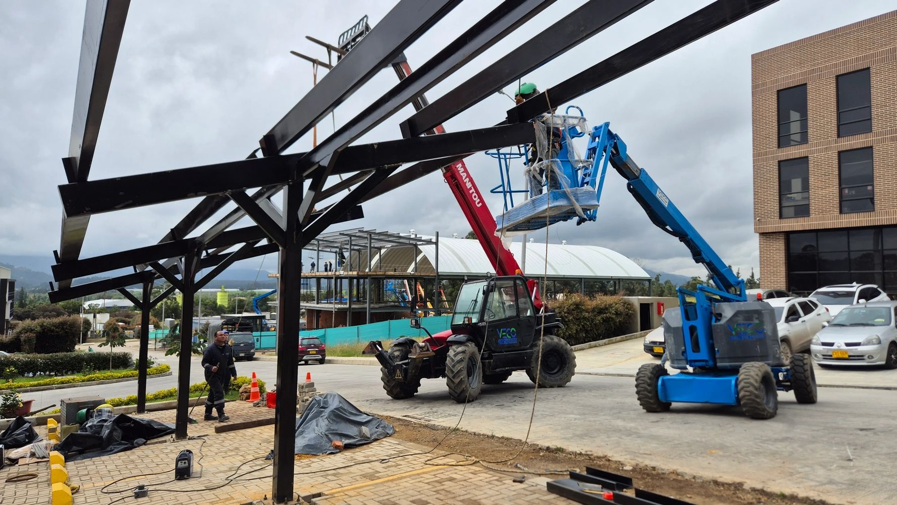 Montaje de estructura metálica para instalación de paneles solares PO3 Smartcities - Cosmolac