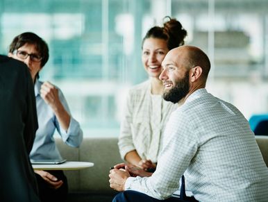 samtale i en rom med ansatte