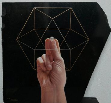 Pintura al óleo. Hiperrealismo. Mano sosteniendo perla de sabiduría, cuboctaedro, geometría sagrada