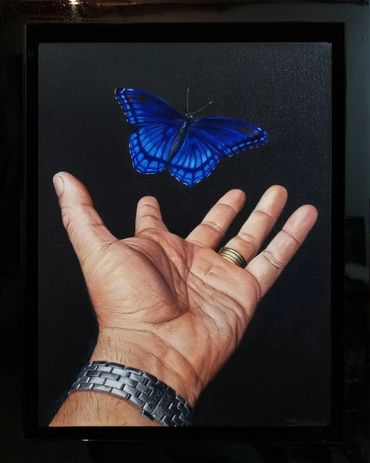 Pintura al óleo. Hiperrealismo. Mano liberando mariposa azul. mexican artist