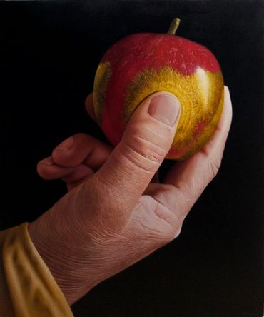 Pintura al óleo. Hiperrealista. Mano del rey Midas convirtiendo una manzana en oro. César Plascencia