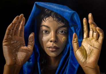mujer tuareg con turbante azul, mostrando las palmas de las manos, una mano tiene oro y otra sal.