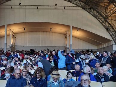 Number of peoples sitting in the hall.