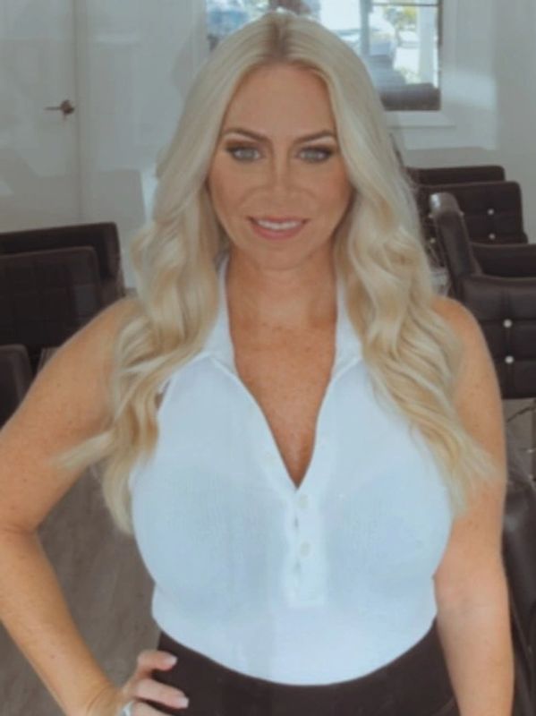 Kristin Wilson, Owner and Master Stylist at Platinum 954 Hair Salon in Fort Lauderdale