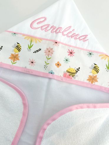 Toalha de capuz forrada de toalha fralda bordada