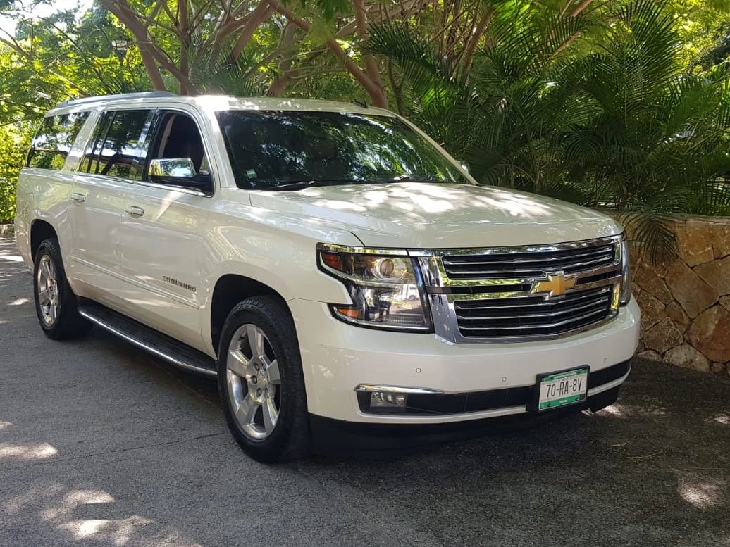 Auto Suburban en servicio de viaje a un hotel