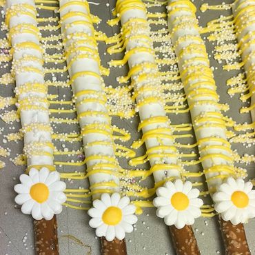 Decorated pretzel rods with daisies