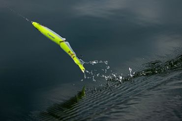 Dettaglio di esca da pesca in movimento sull’acqua durante utilizzo reale.