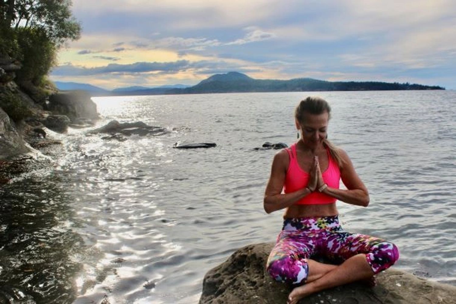 Grievers yoga on zoom. Trauma informed yoga and grief retreats.