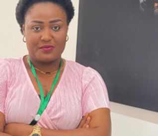 Portrait de Clarisse Mwenge, partenariats éducatifs et initiatives humanitaires du CCRCC