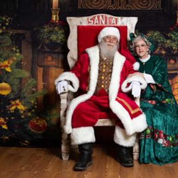 Santa Tom
Mrs. Claus Caroline