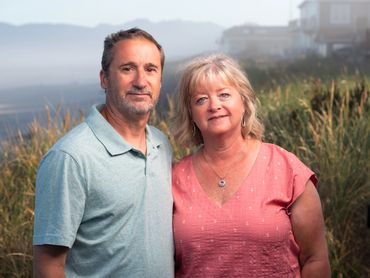 Couple's outdoors portrait on location at the Oregon coast