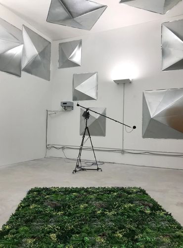 Reverberation chamber with rotating boom