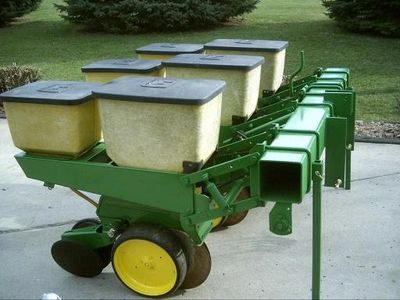 3 row 7100 john deere planter
