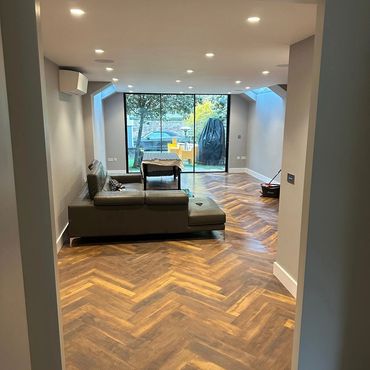 Home extension with full width and continuous ceiling for a modern look