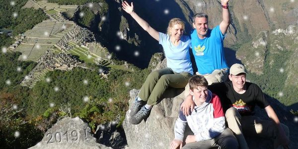 Op de top van de berg Huayna Picchu staat de familie Notele uit België
