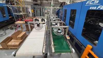 Banda transportadora para enfriamiento de piezas plásticas.