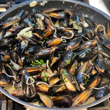Mussels in a White Wine and Garlic Sauce