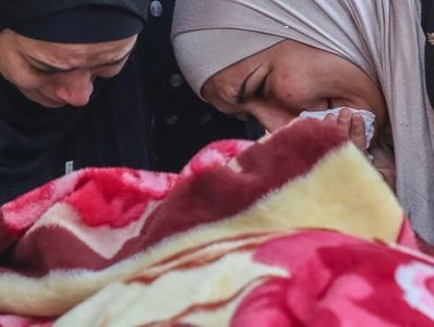 Women cry over Palestinians killed in a Gaza airstrike. Photo: Ahmad Hasaballah/Getty Images)