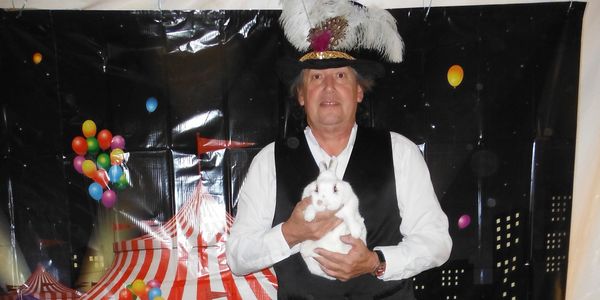 Winston birthday party magician, Magic show, Fresno, Clovis, Visalia. Madera, Kids, Balloon animals