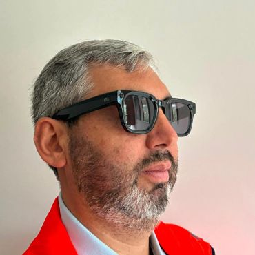 Persona mirando de perfil usando las gafas Meta