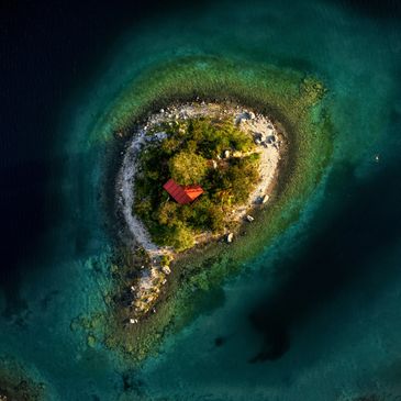 Drohnenfoto von einer einsamen Insel im Eibsee