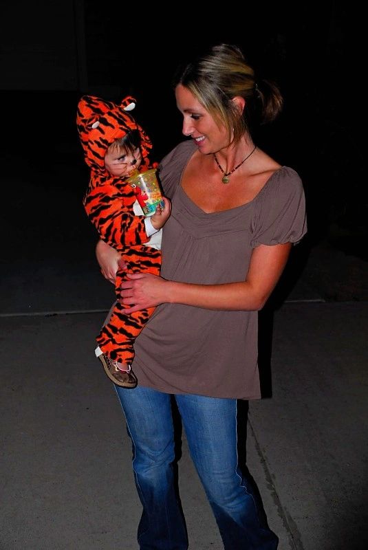 091031-mommy_and_tay_halloween.jpg