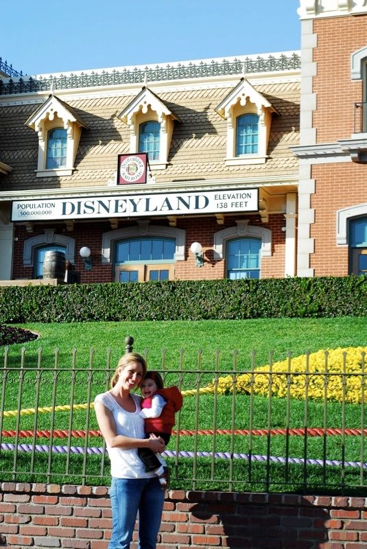 100208_Kendra_and_Taylor_at_Disneyland.jpg