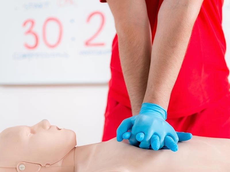First aid training 
CPR on a manikin 
30 - 2 
First aid training course
