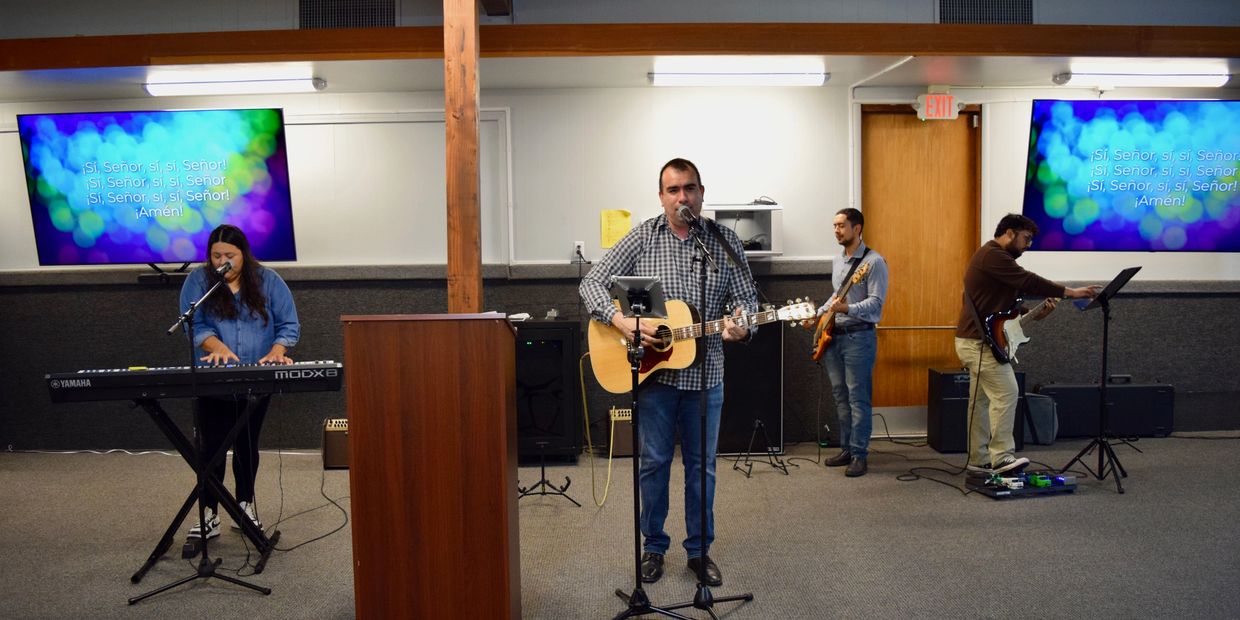 Alabanza en la Iglesia Gracia Inmerecida