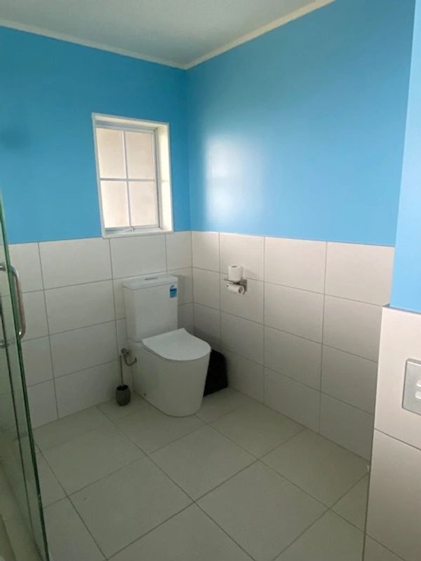 Contrast bathroom wall painting